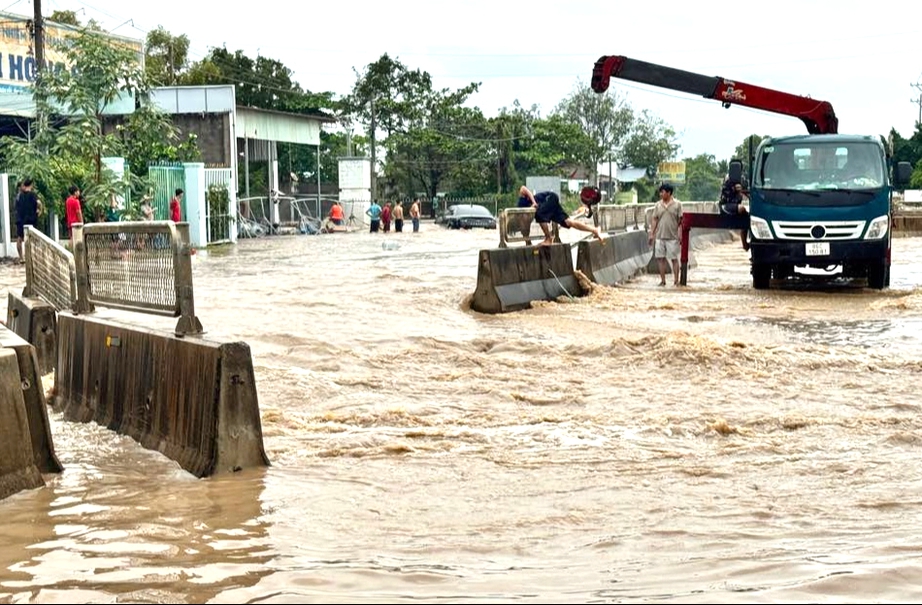 L&acirc;m Đồng: Mưa lớn kết hợp xả lũ điều tiết, nhiều khu vực ngập s&acirc;u, giao th&ocirc;ng chia cắt- Ảnh 2.