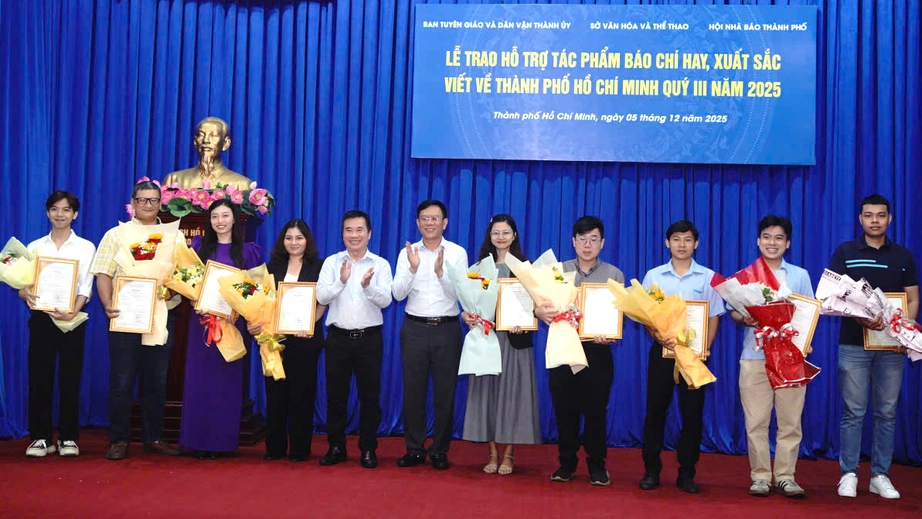 TP.HCM khen thưởng c&aacute;c t&aacute;c phẩm b&aacute;o ch&iacute; xuất sắc qu&yacute; III/2025- Ảnh 6.