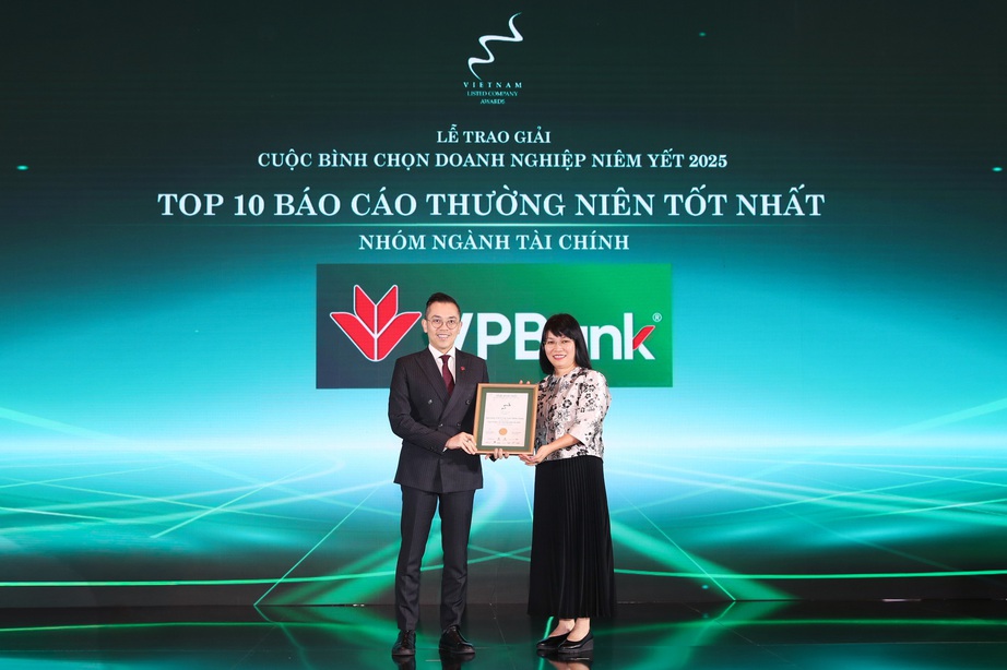 &Ocirc;ng Ph&ugrave;ng Duy Khương, Ph&oacute; Tổng Gi&aacute;m đốc Thường trực Phụ tr&aacute;ch ph&iacute;a Nam, Gi&aacute;m đốc Khối Kh&aacute;ch h&agrave;ng C&aacute; nh&acirc;n ki&ecirc;m Gi&aacute;m đốc Khối Thu hồi v&agrave; Xử l&yacute; Nợ VPBank, nhận "Giải Ba B&aacute;o c&aacute;o Ph&aacute;t triển Bền vững &ndash; Nh&oacute;m ng&agrave;nh T&agrave;i ch&iacute;nh" tại VLCA 2025. (Ảnh: VPBank).