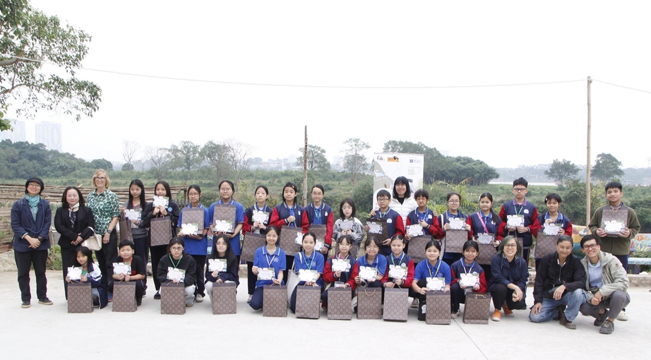 Think Playgrounds v&agrave; Hội đồng Anh trao giấy chứng nhận c&ugrave;ng qu&agrave; tặng cho 30 em nhỏ c&oacute; t&aacute;c phẩm trưng b&agrave;y tại triển l&atilde;m.
