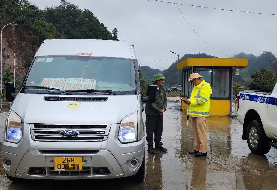 Sơn La kiểm soát xe khách cuối năm, đảm bảo an toàn giao thông- Ảnh 3. Sơn La kiểm soát xe khách cuối năm, đảm bảo an toàn giao thông- Ảnh 3.