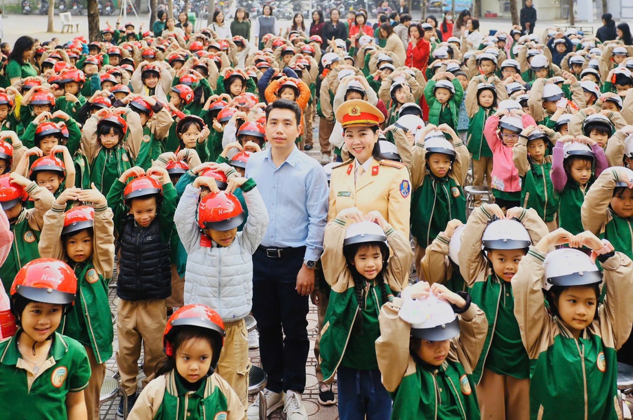 H&agrave; Nội tuy&ecirc;n truyền Luật Trật tự ATGT cho học sinh Trường tiểu học Trung Tự- Ảnh 1.