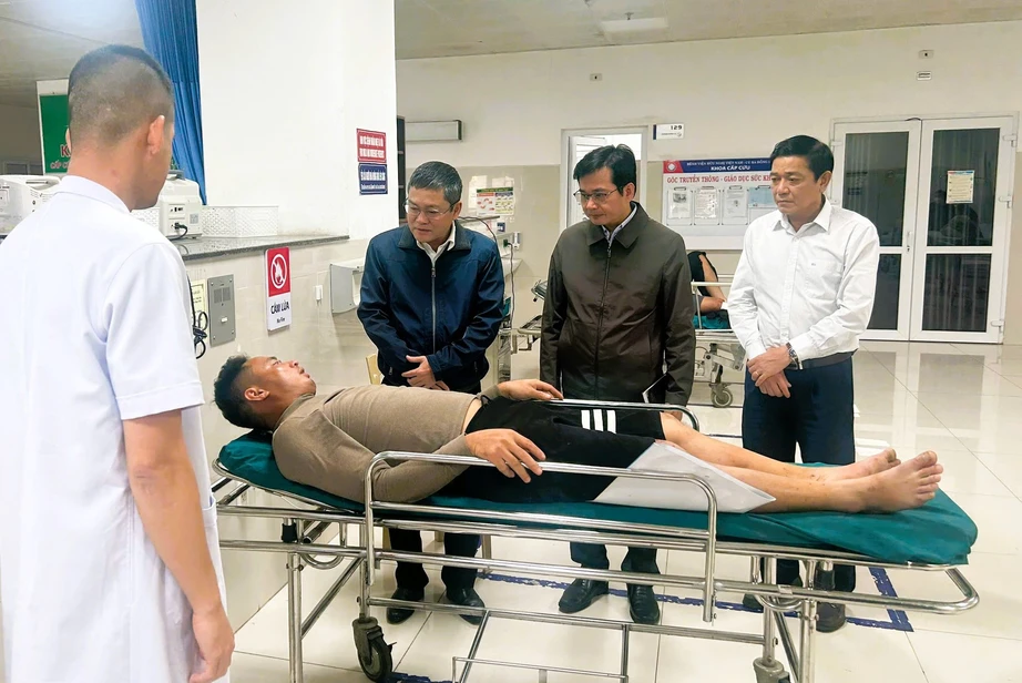 Lãnh đạo tỉnh Quảng Trị thăm hỏi, động viên các nạn nhân vụ tai nạn làm hai người tử vong- Ảnh 1. Lãnh đạo tỉnh Quảng Trị thăm hỏi, động viên các nạn nhân vụ tai nạn làm hai người tử vong- Ảnh 1.