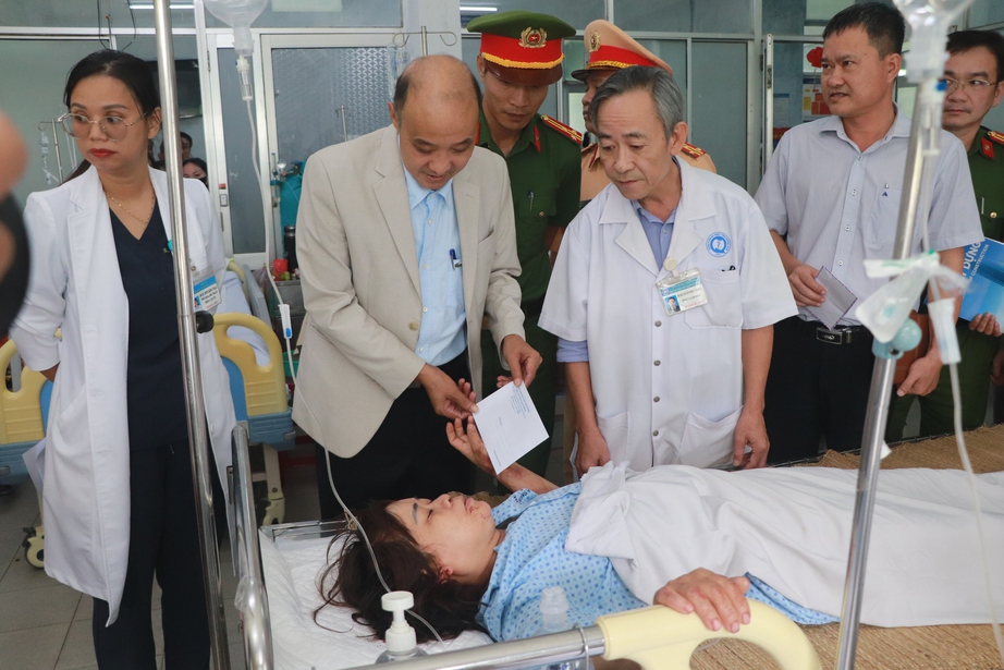 Xe đ&aacute;m cưới gặp nạn tr&ecirc;n cao tốc Đ&agrave; Nẵng - Quảng Ng&atilde;i: Tập trung cứu chữa c&aacute;c nạn nh&acirc;n- Ảnh 1.