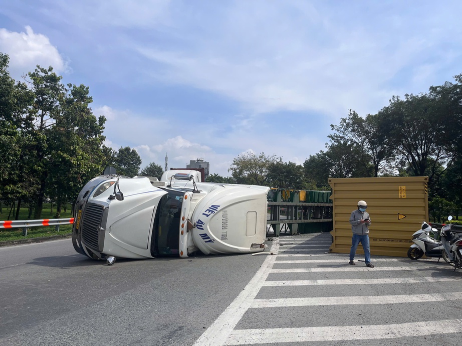 Xe container lật tr&ecirc;n xa lộ H&agrave; Nội, giao th&ocirc;ng &ugrave;n tắc nghi&ecirc;m trọng- Ảnh 1.
