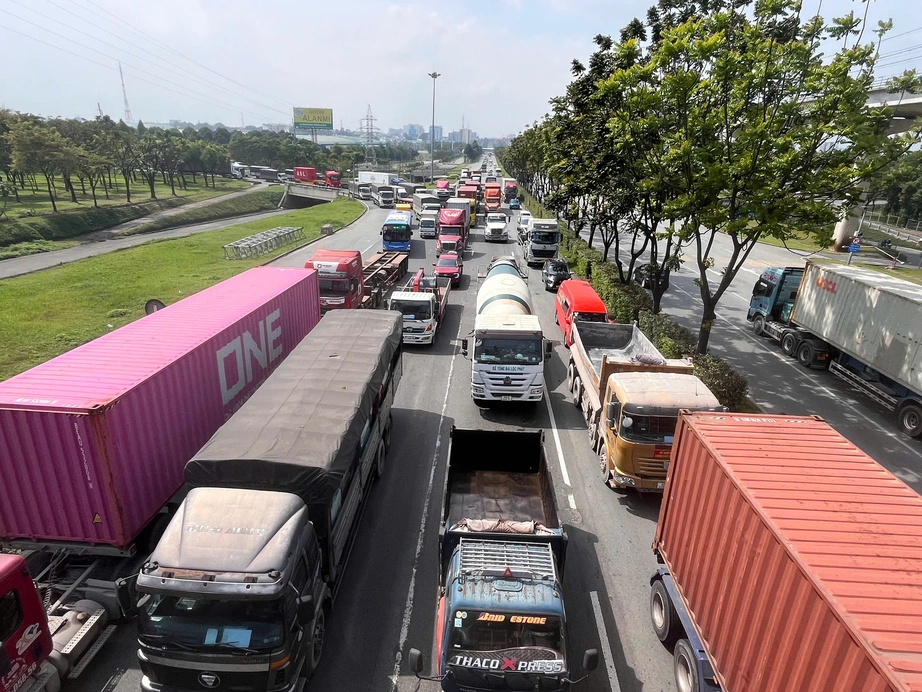 Xe container lật tr&ecirc;n xa lộ H&agrave; Nội, giao th&ocirc;ng &ugrave;n tắc nghi&ecirc;m trọng- Ảnh 2.