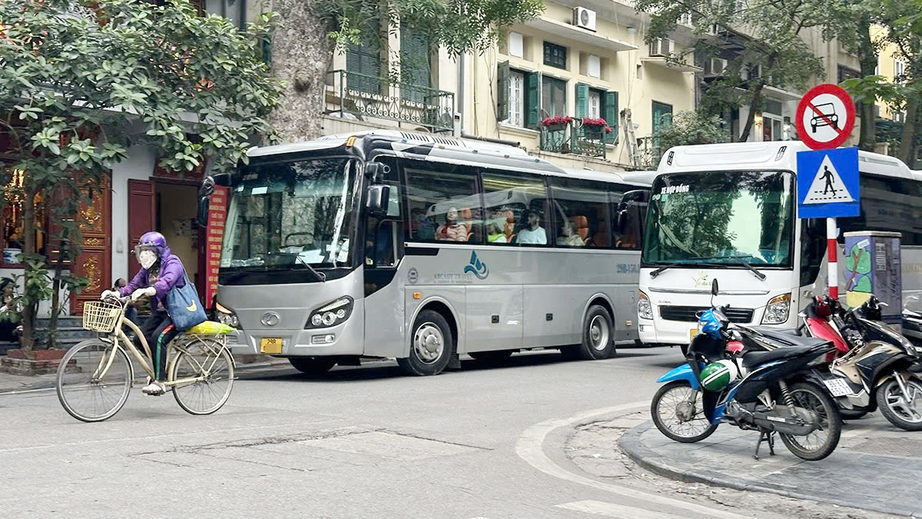 Hà Nội thí điểm cấm ô tô trên 16 chỗ khu vực phố cổ, hồ Gươm từ ngày 1/3- Ảnh 1. Hà Nội thí điểm cấm ô tô trên 16 chỗ khu vực phố cổ, hồ Gươm từ ngày 1/3- Ảnh 1.