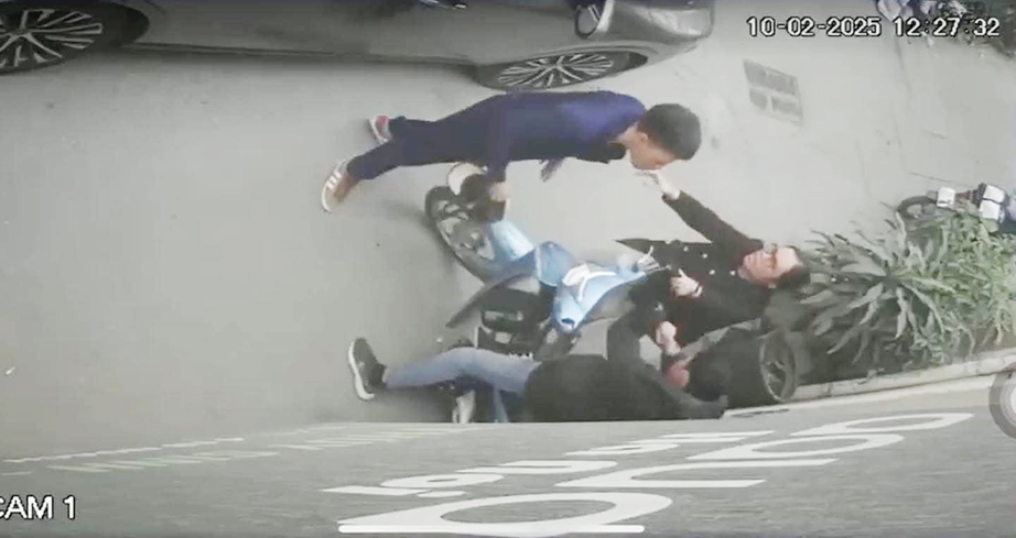 H&agrave; Nội: C&ocirc;ng an v&agrave;o cuộc vụ nam shipper bị t&agrave;i xế &ocirc; t&ocirc; Lexus h&agrave;nh hung- Ảnh 1.