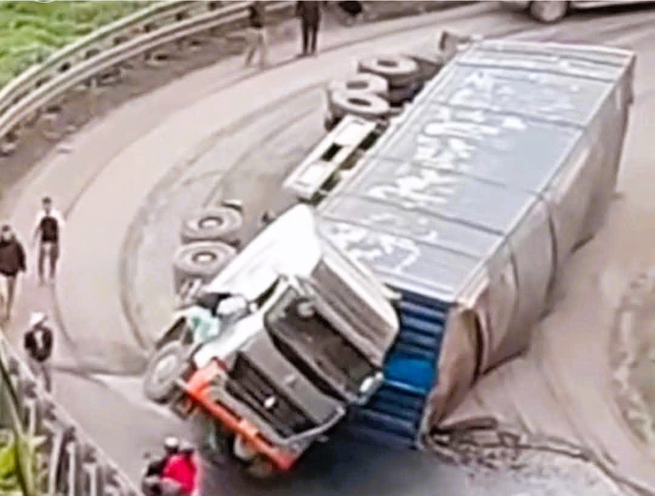 Nỗ lực th&ocirc;ng đường sau vụ xe chở gỗ lật chắn ngang QL15D l&ecirc;n cửa khẩu La Lay- Ảnh 2.