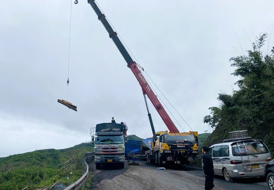Nỗ lực th&ocirc;ng đường sau vụ xe chở gỗ lật chắn ngang QL15D l&ecirc;n cửa khẩu La Lay- Ảnh 1.