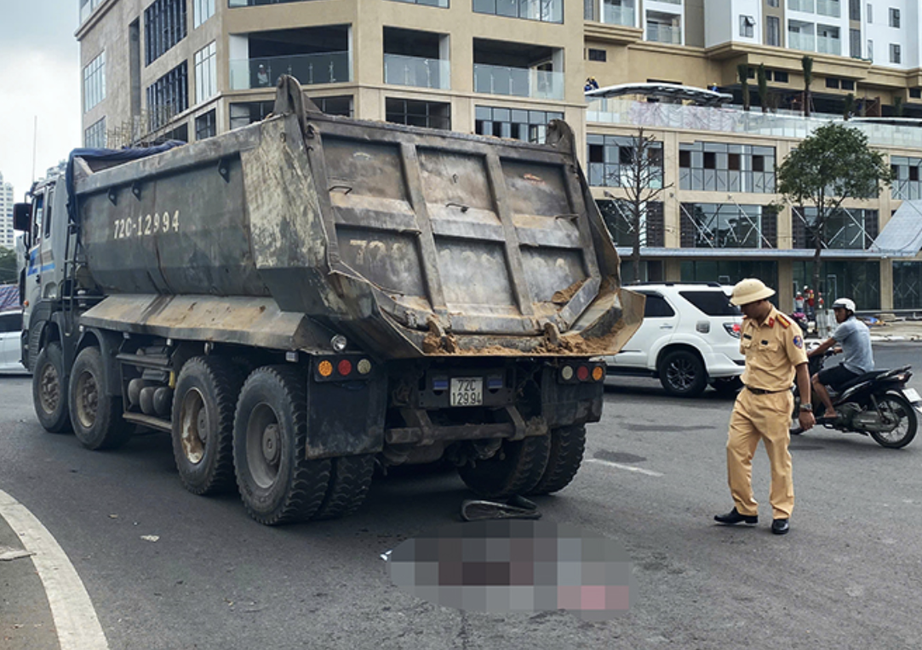 Va chạm xe ben ở n&uacute;t giao, người phụ nữ đi xe đạp bị c&aacute;n dập tay- Ảnh 1.