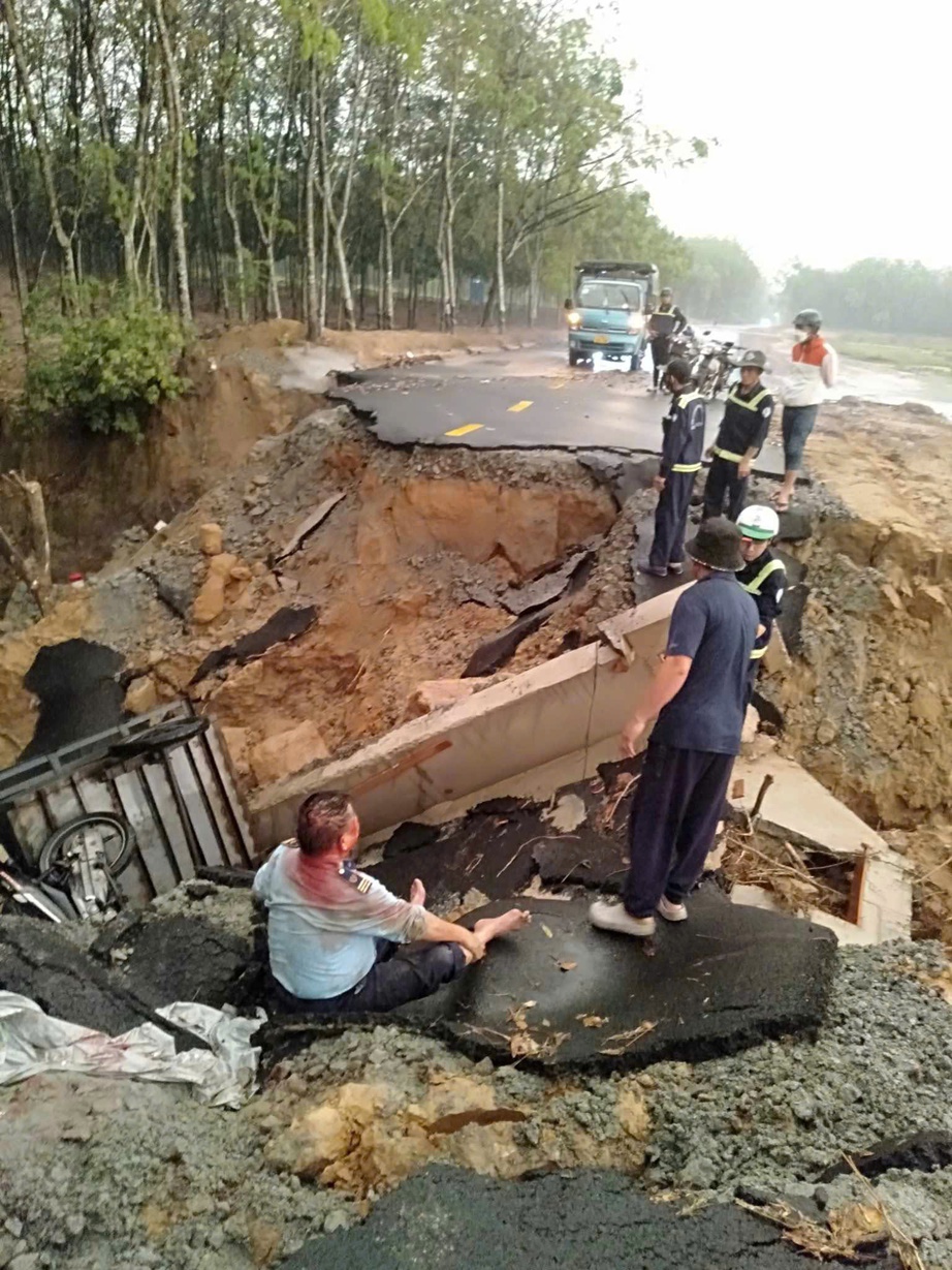 B&igrave;nh Dương: Đường sụp l&uacute;n, cuốn 2 người xuống hố s&acirc;u l&uacute;c rạng s&aacute;ng- Ảnh 1.