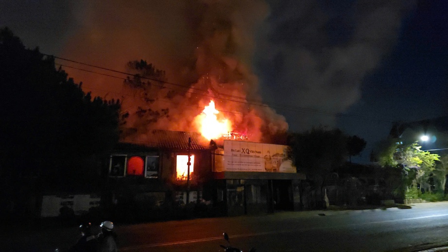 Xưởng tranh thêu tay nổi tiếng Đà Lạt bốc cháy dữ dội lúc nửa đêm- Ảnh 1. Xưởng tranh thêu tay nổi tiếng Đà Lạt bốc cháy dữ dội lúc nửa đêm- Ảnh 1.