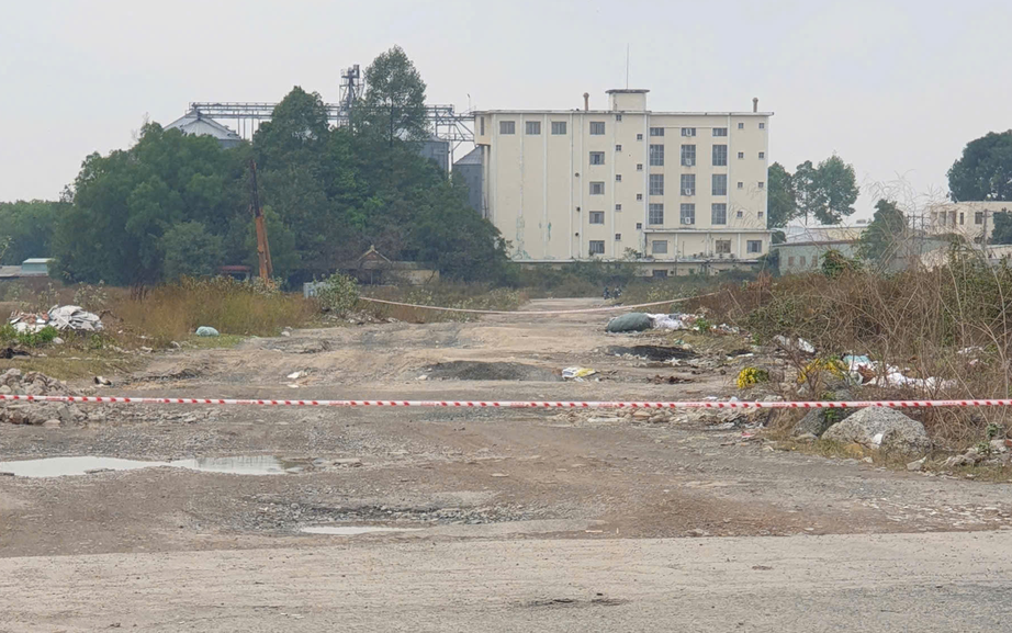 Bắt giữ kẻ đ&acirc;m t&agrave;i xế xe &ocirc;m, cướp điện thoại, xe m&aacute;y- Ảnh 2.