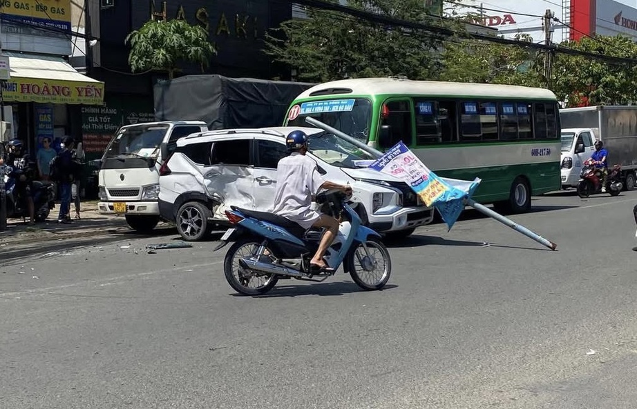 Va chạm li&ecirc;n ho&agrave;n nhiều &ocirc; t&ocirc; hư hỏng, hai người bị thương- Ảnh 2.