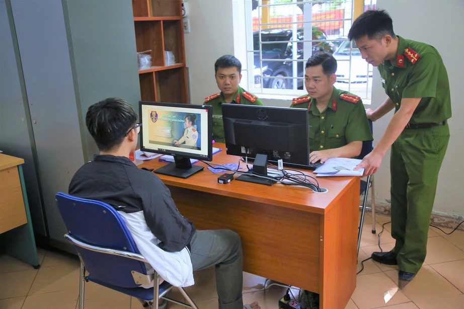 Cục CSGT thông tin lộ trình cấp, đổi bằng lái xe cho người dân- Ảnh 1. Cục CSGT thông tin lộ trình cấp, đổi bằng lái xe cho người dân- Ảnh 1.