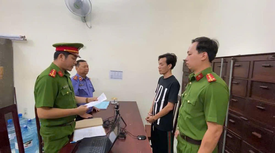 Khởi tố đối tượng cố &yacute; s&agrave;m sỡ c&ocirc; g&aacute;i tại qu&aacute;n cơm, đập ph&aacute; đồ đạc- Ảnh 1.