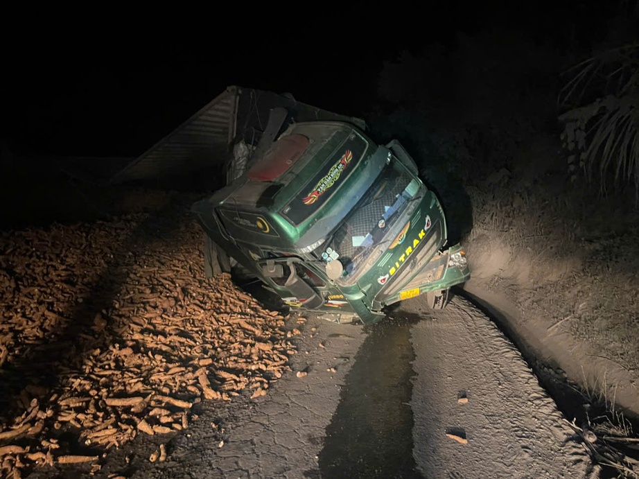 Lật xe đầu k&eacute;o chở h&agrave;ng tấn củ m&igrave;, đường l&ecirc;n cửa khẩu La Lay &aacute;ch tắc nhiều giờ- Ảnh 2.