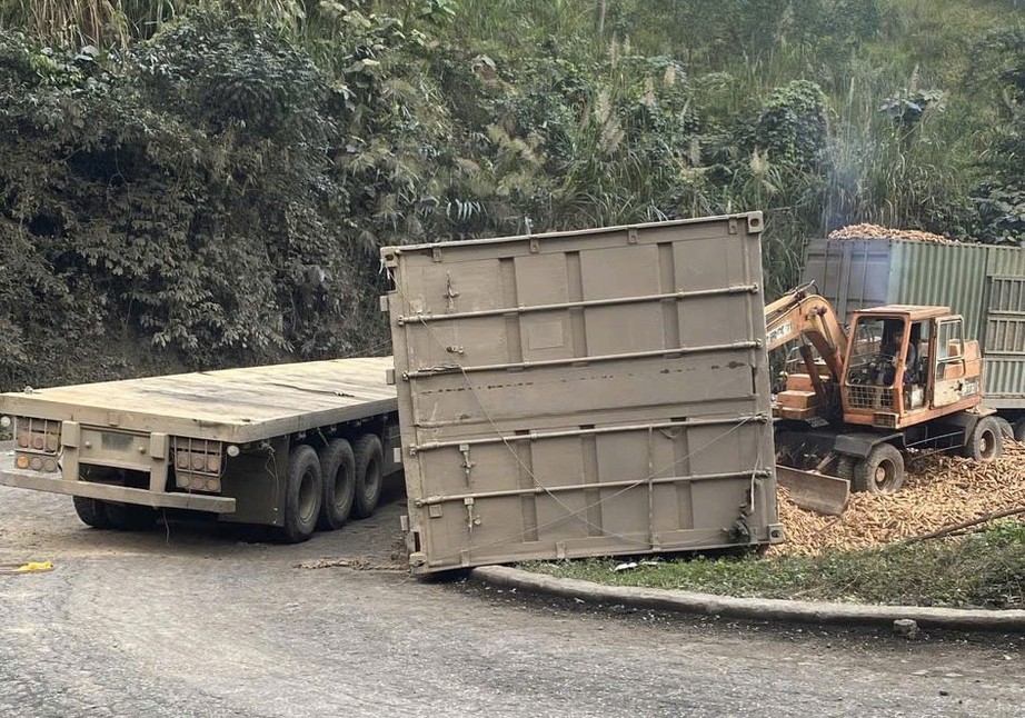 Lật xe đầu k&eacute;o chở h&agrave;ng tấn củ m&igrave;, đường l&ecirc;n cửa khẩu La Lay &aacute;ch tắc nhiều giờ- Ảnh 3.