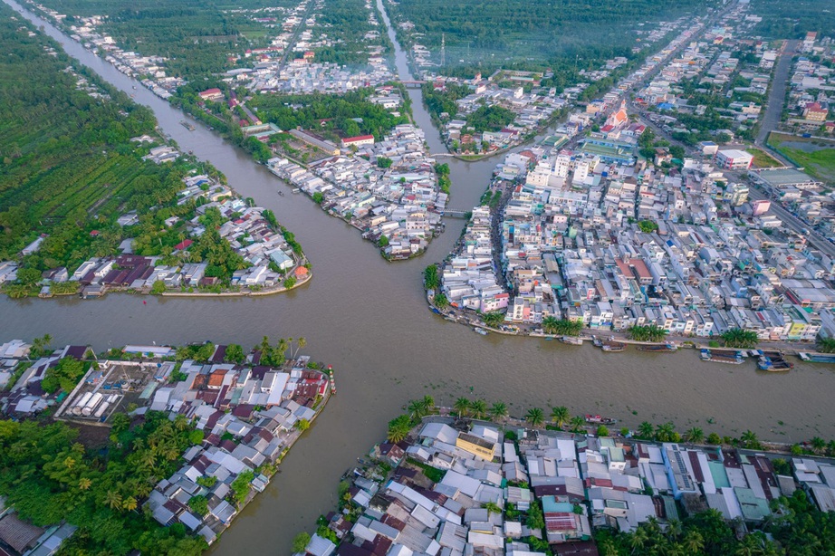 Bộ Ch&iacute;nh trị y&ecirc;u cầu nghi&ecirc;n cứu bỏ cấp huyện, s&aacute;p nhập một số tỉnh- Ảnh 1.