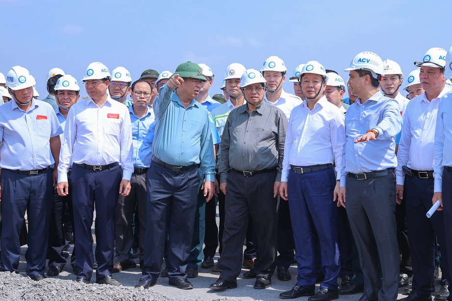 Th&ocirc;ng điệp từ chuyến thị s&aacute;t c&ocirc;ng trường ng&agrave;y Tết của Thủ tướng- Ảnh 1.