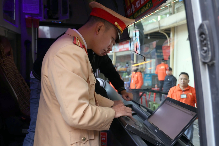 CSGT H&agrave; Nội khuyến c&aacute;o người d&acirc;n c&aacute;ch tr&aacute;nh &ugrave;n tắc khi đi lại sau Tết- Ảnh 1.