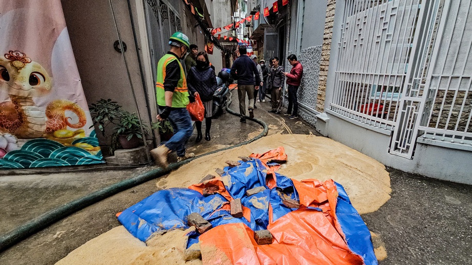 Ban quản l&yacute; Đường sắt đ&ocirc; thị H&agrave; Nội n&oacute;i về việc phụ gia đ&agrave;o hầm phun tr&agrave;o l&ecirc;n mặt đất- Ảnh 1.