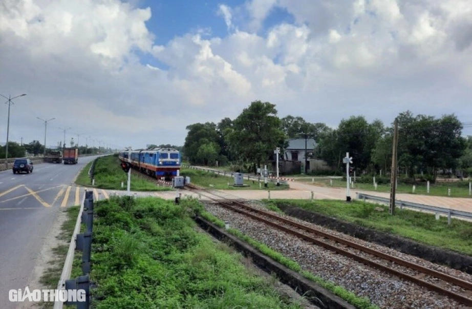 Ng&atilde; v&agrave;o đường ngang khi t&agrave;u hỏa lao đến, người đ&agrave;n &ocirc;ng tho&aacute;t chết trong gang tấc- Ảnh 1.