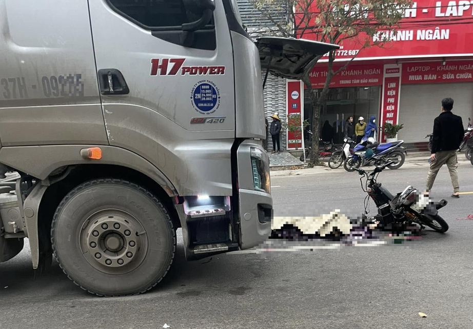 Xe đầu k&eacute;o va chạm xe m&aacute;y, hai học sinh thương vong- Ảnh 1.
