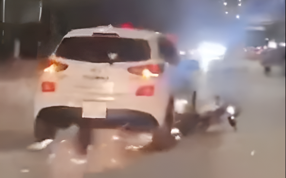 Vĩnh Ph&uacute;c: Sau va chạm, t&agrave;i xế &ocirc; t&ocirc; k&eacute;o l&ecirc; 2 xe m&aacute;y bỏ chạy gần 3km- Ảnh 1.