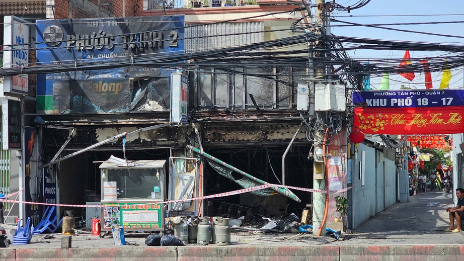 Cháy lớn 2 cơ sở kinh doanh lúc rạng sáng, người dân hô hoán nhau dậy, tháo chạy- Ảnh 1. Cháy lớn 2 cơ sở kinh doanh lúc rạng sáng, người dân hô hoán nhau dậy, tháo chạy- Ảnh 1.