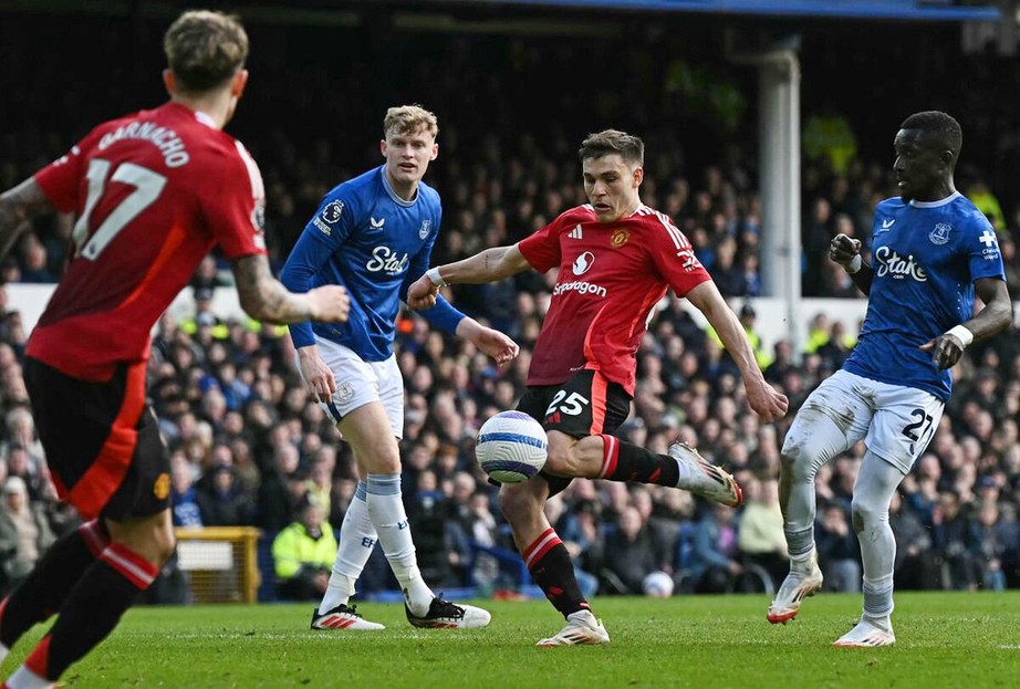 Ngoại hạng Anh: MU bị Everton "cưa" điểm, Arsenal thua sốc tr&ecirc;n s&acirc;n nh&agrave; - Ảnh 1.