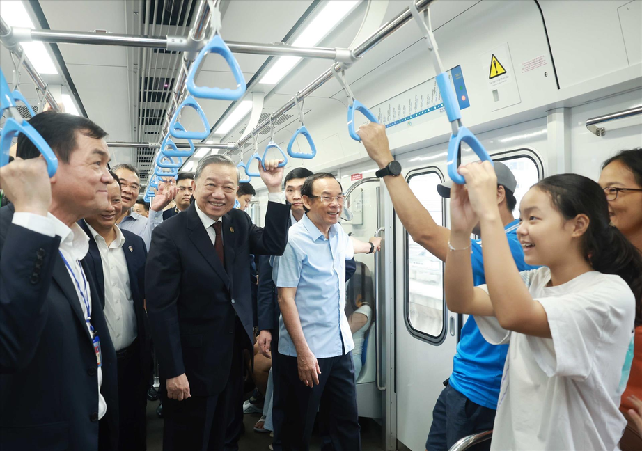 Tổng B&iacute; thư T&ocirc; L&acirc;m đi t&agrave;u metro số 1 Bến Th&agrave;nh - Suối Ti&ecirc;n, tr&ograve; chuyện với người d&acirc;n- Ảnh 1.