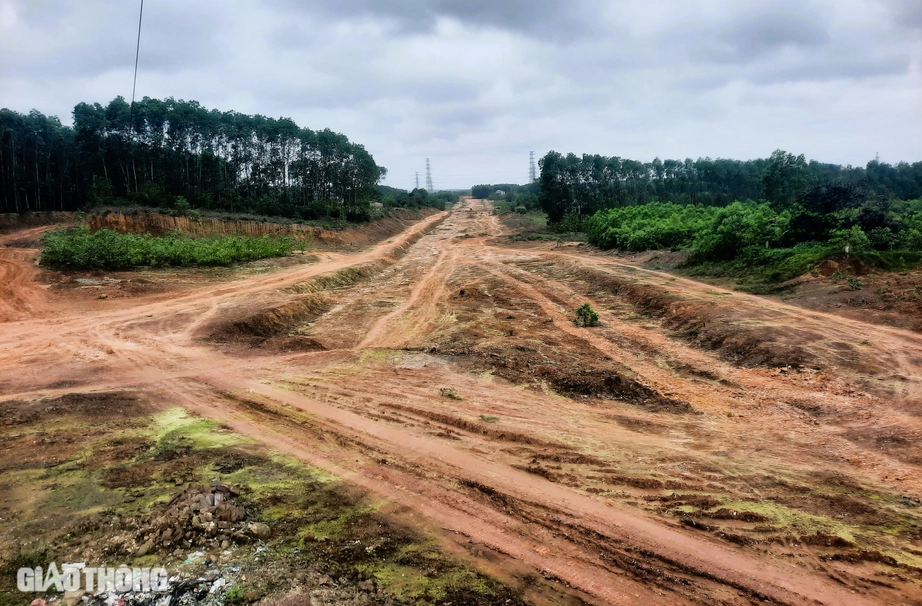 Tăng tốc thi c&ocirc;ng dự &aacute;n đường d&agrave;i 4,2km nhiều năm dở dang ở Quảng Trị- Ảnh 5.