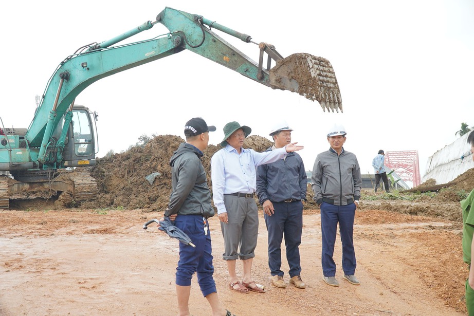 Cưỡng chế thửa đất cuối c&ugrave;ng thi c&ocirc;ng cầu 850 tỷ ở Quảng Ng&atilde;i- Ảnh 1.