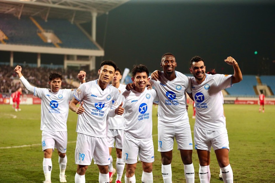 V-League: 2 hậu vệ tuyển Việt Nam tỏa s&aacute;ng, Nam Định thắng dễ Thể C&ocirc;ng Viettel - Ảnh 1.