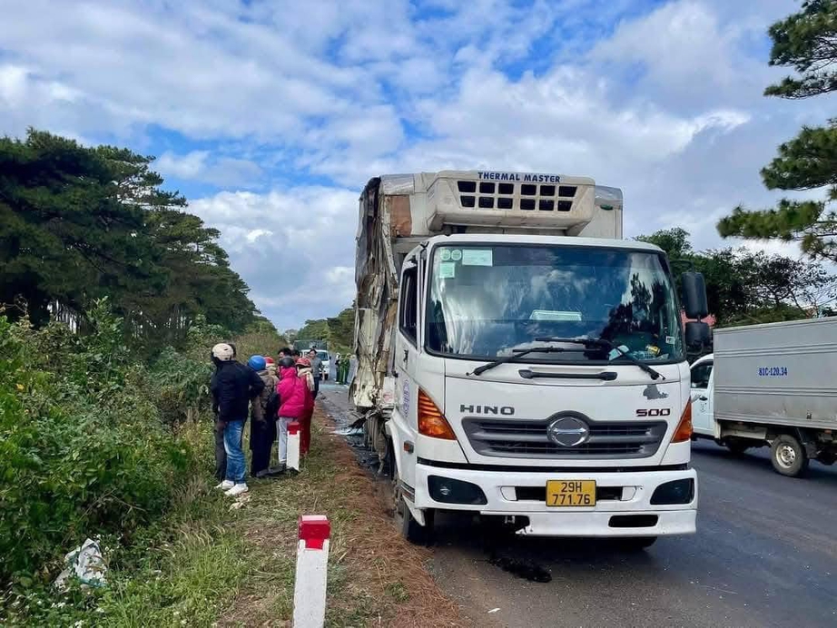 Xe tải t&ocirc;ng xe kh&aacute;ch văng xuống taluy &acirc;m, h&agrave;nh kh&aacute;ch một phen h&uacute; v&iacute;a- Ảnh 2.