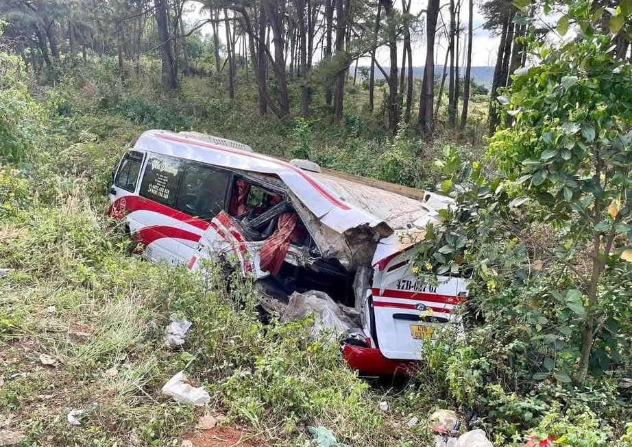 Xe tải t&ocirc;ng xe kh&aacute;ch văng xuống taluy &acirc;m, h&agrave;nh kh&aacute;ch một phen h&uacute; v&iacute;a- Ảnh 1.