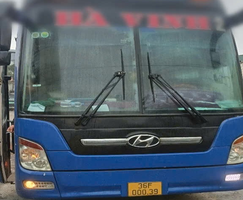 Phạt 40 triệu đồng t&agrave;i xế xe kh&aacute;ch 40 chỗ nhồi nh&eacute;t gần 60 người- Ảnh 1.