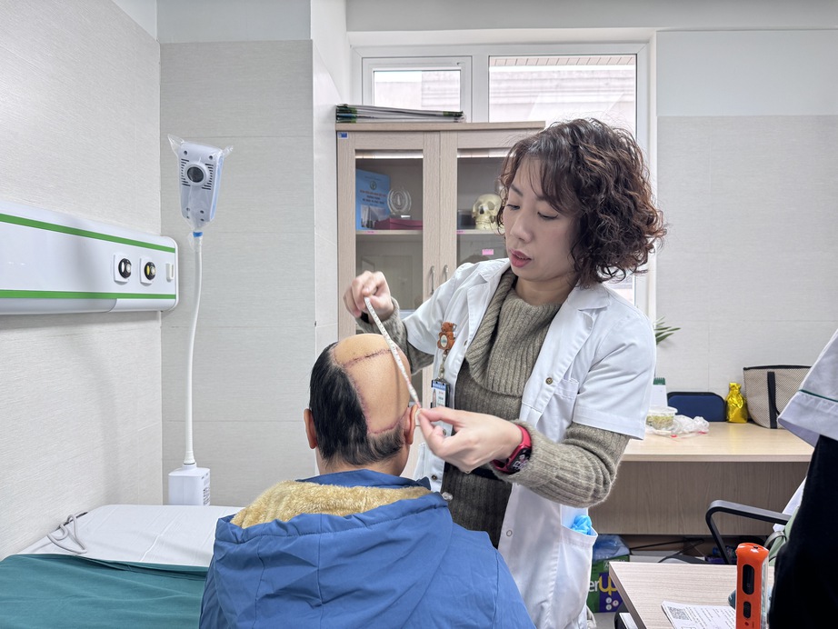 Th&oacute;t tim ca mổ cứu người phụ nữ ung thư da đầu x&acirc;m lấn xương sọ- Ảnh 3.