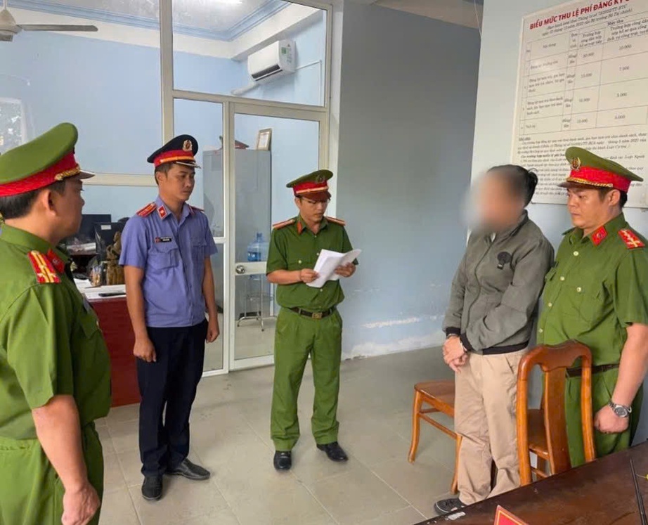 Bắt tạm giam thầy gi&aacute;o x&acirc;m hại nữ sinh lớp 10 ở B&igrave;nh Thuận- Ảnh 1.