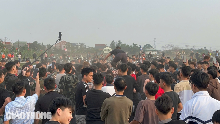 Độc đ&aacute;o lễ hội cướp phết B&agrave;n Giản 2025- Ảnh 8.