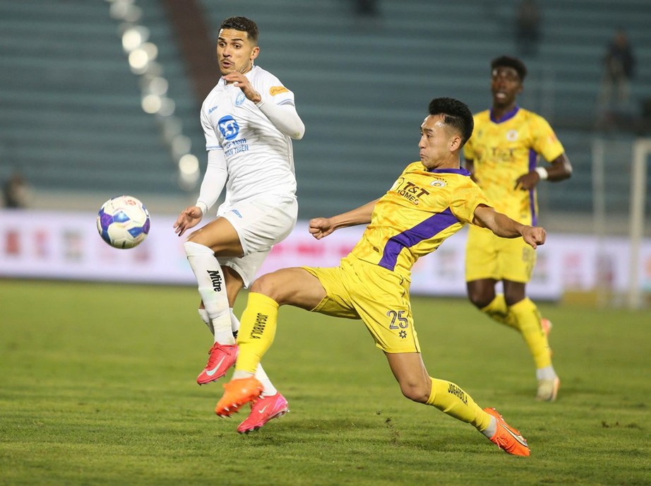 V-League: Tuấn Hải nhận thẻ đỏ, H&agrave; Nội FC thua ngược Nam Định - Ảnh 1.