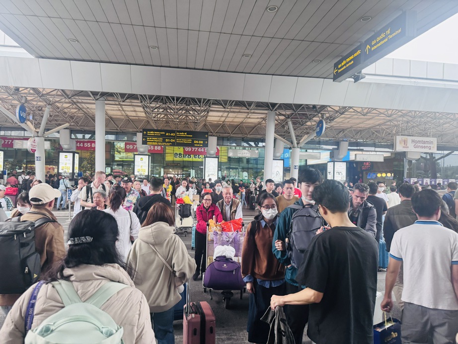 Hơn 700 khách được xe buýt trung chuyển miễn phí từ Tân Sơn Nhất ra điểm đón xe dịp Tết- Ảnh 2. Hơn 700 khách được xe buýt trung chuyển miễn phí từ Tân Sơn Nhất ra điểm đón xe dịp Tết- Ảnh 2.