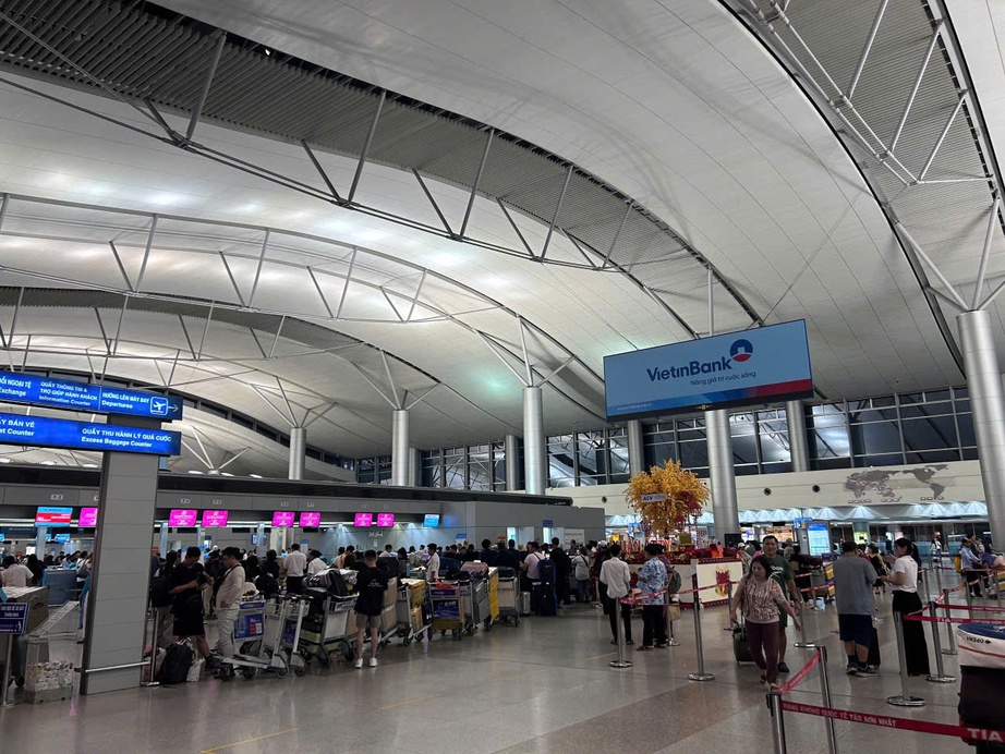 Hơn 700 khách được xe buýt trung chuyển miễn phí từ Tân Sơn Nhất ra điểm đón xe dịp Tết- Ảnh 3. Hơn 700 khách được xe buýt trung chuyển miễn phí từ Tân Sơn Nhất ra điểm đón xe dịp Tết- Ảnh 3.