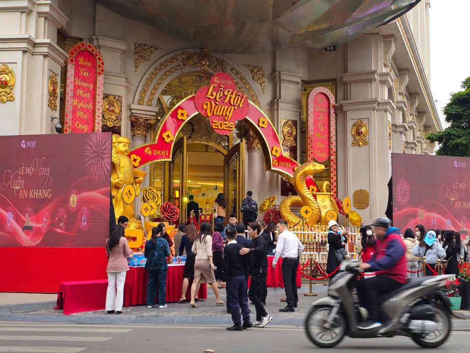 Giá vàng "nhảy múa" ngày vía Thần Tài- Ảnh 1. Giá vàng "nhảy múa" ngày vía Thần Tài- Ảnh 1.