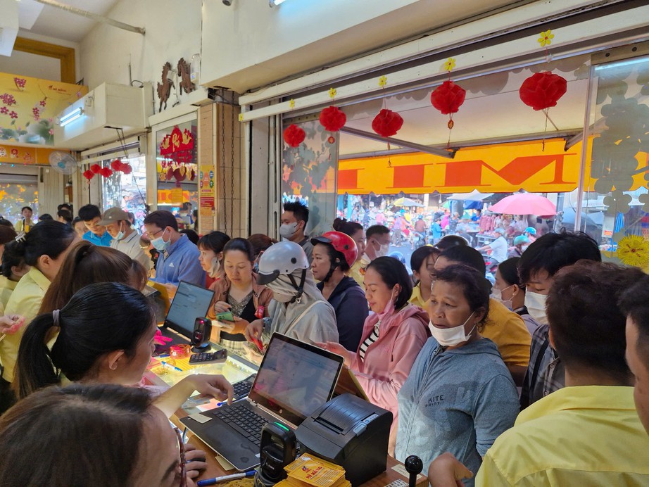 Nhiều cửa hàng vàng ở TP.HCM vắng khách lạ thường trong ngày vía Thần Tài- Ảnh 5. Nhiều cửa hàng vàng ở TP.HCM vắng khách lạ thường trong ngày vía Thần Tài- Ảnh 5.