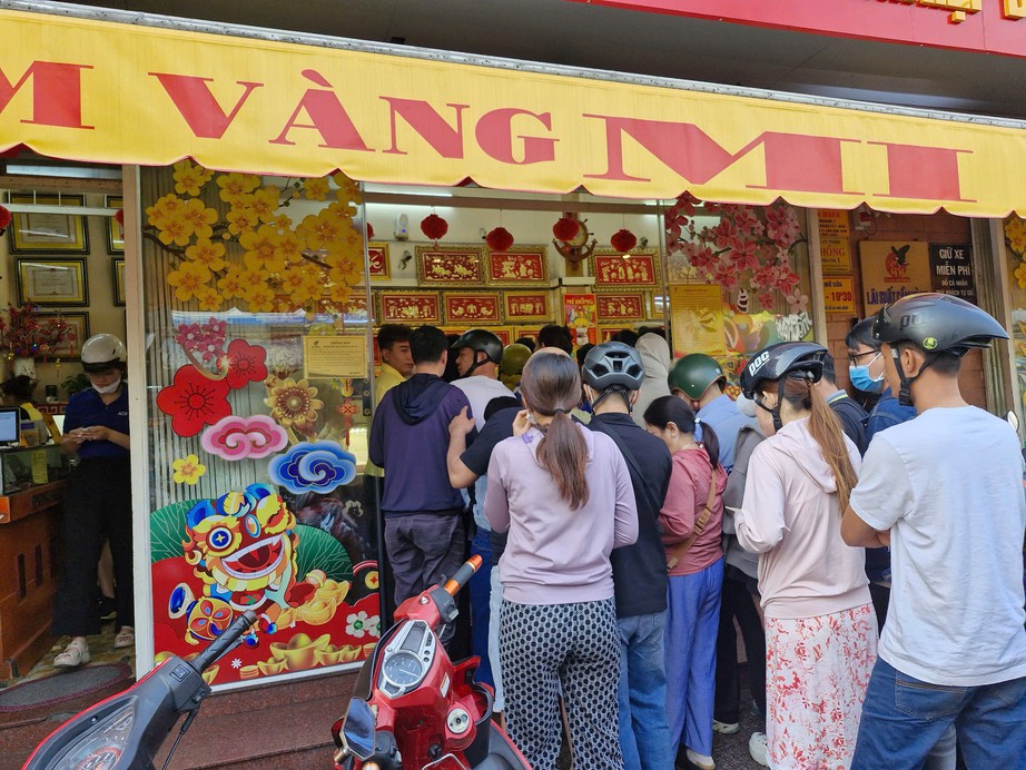 Nhiều cửa hàng vàng ở TP.HCM vắng khách lạ thường trong ngày vía Thần Tài- Ảnh 6. Nhiều cửa hàng vàng ở TP.HCM vắng khách lạ thường trong ngày vía Thần Tài- Ảnh 6.