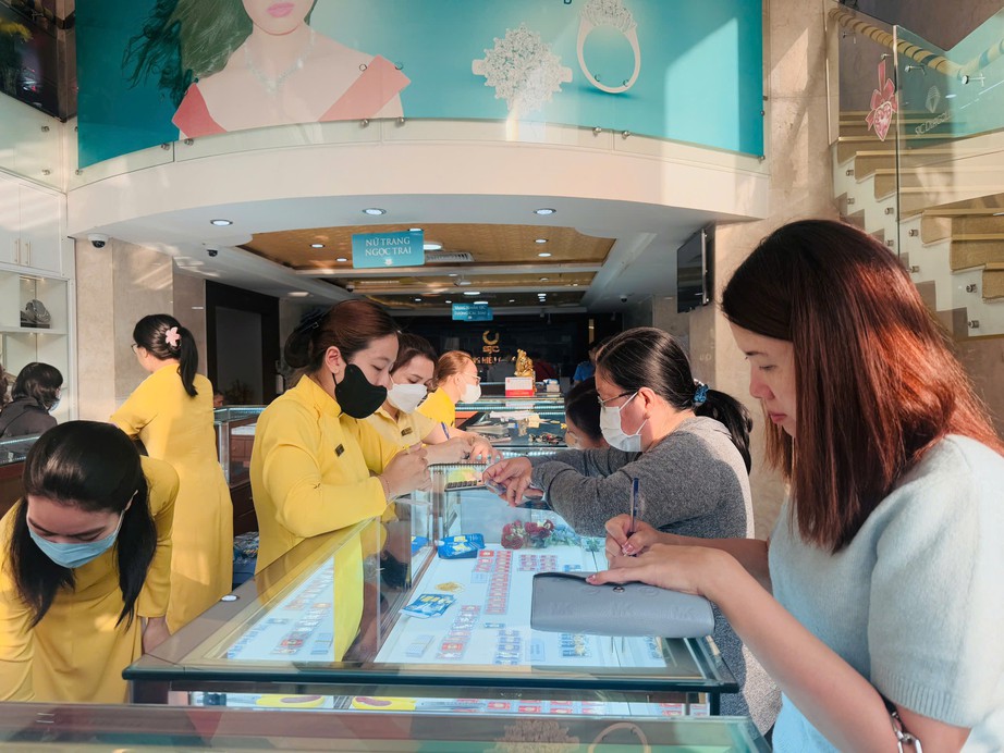 Nhiều cửa hàng vàng ở TP.HCM vắng khách lạ thường trong ngày vía Thần Tài- Ảnh 1. Nhiều cửa hàng vàng ở TP.HCM vắng khách lạ thường trong ngày vía Thần Tài- Ảnh 1.