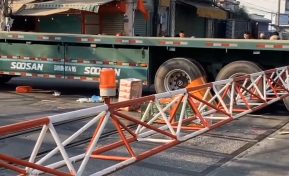 Xe đầu k&eacute;o va chạm xe m&aacute;y ở n&uacute;t giao đường sắt, một người tử vong, t&agrave;u dừng 45 ph&uacute;t- Ảnh 1.